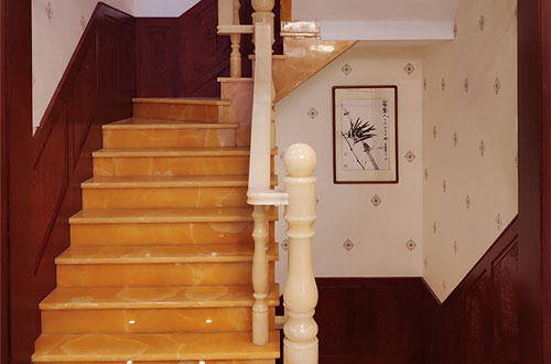 南湖中式别墅室内汉白玉石楼梯的定制安装装饰效果