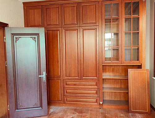 南湖中式家庭装修里定制的实木衣柜效果图